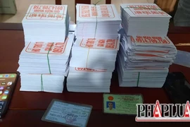 3 thanh niên đi phát hàng chục ngàn tờ rơi quảng cáo cho vay 
