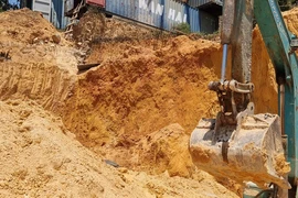 Thợ hồ bị taluy sập đè tử vong