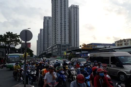 TP.HCM: Cao ốc, dự án 'bóp nghẹt' giao thông