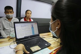 Cán bộ Phòng PC06, Công an TP.HCM thu thập thông tin của người dân làm CCCD gắn chip. Ảnh: HOÀNG GIANG
