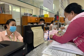 Ký tại 22 chi nhánh quận, huyện, giảm trễ hạn cấp sổ hồng