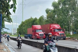 Biến đường giao thông thành bãi đỗ xe container