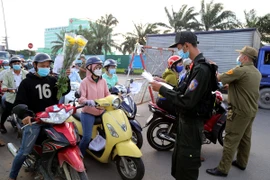 Giãn cách 19 tỉnh, người dân có được rời TP.HCM về quê?