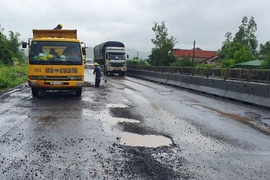Quốc lộ 1 qua Phú Yên chằng chịt ổ voi, hố nước