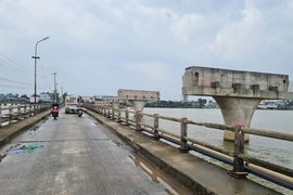 Quảng Nam: Xây cây cầu trăm tỉ 4 năm chỉ được 4 trụ