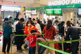 TP.HCM: Sân bay bận rộn, bến xe đìu hiu