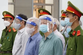 Các bị cáo nghe viện kiểm sát luận tội và đề nghị mức án. Ảnh: LÊ HIỀN