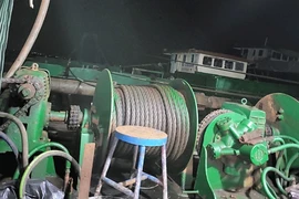 Phạt 2 công ty khai thác cát ở cửa sông Hàm Luông