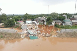 Trộm cát lộng hành, sông Thạch Hãn sạt lở nghiêm trọng