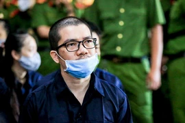 Nguyễn Thái Luyện cùng vợ, 2 em trai và dàn nhân viên Alibaba hầu tòa
