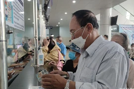 Làm thẻ BHYT: Đăng ký online, trao thẻ tận nhà