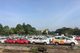 Không để tình trạng thiếu xe đón khách ở Tân Sơn Nhất
