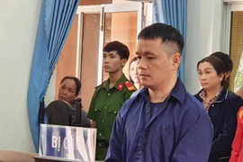 Phạt tù cựu đại úy công an ém tiền người nhà bị can