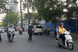 Nhiều người bị phạt vì đi bộ sai luật