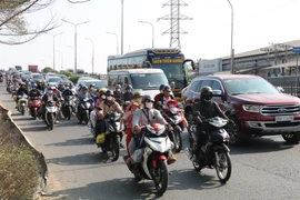 Người dân tấp nập quay lại TP.HCM sau Tết Giáp Thìn
