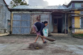 Lưng của bà Hiên cong quắp như bị nợ đời đè cả lên vai.