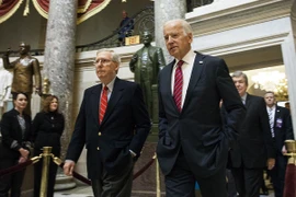 Thượng nghị sĩ Mitch McConnell (trái) và Tổng thống tân cử Joe Biden (phải) trong một phiên làm việc ở Thượng viện vào tháng 1-2017.