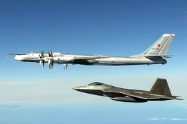 Máy bay chiến đấu F-22 Raptor của Mỹ (dưới) chặn máy bay ném bom Tu-95 của Nga (trên) bên ngoài bờ biển Alaska ngày 16-6-2020.