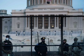 Cảnh sát thủ đô Washington, D.C. cùng một số binh sĩ lực lượng Vệ binh quốc gia đứng gác bên ngoài tòa nhà Quốc hội ngày 9-1.