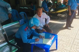 Trong ngày đầu ra quân, tổ chuyên đề đã lập biên bản với 14 trường hợp. Ảnh: ĐÀO TRANG