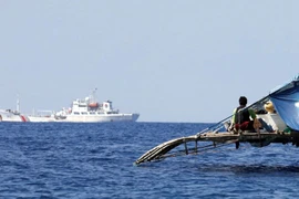 Ngư dân Philippines quan sát một tàu hải cảnh TQ di chuyển trong khu vực bãi cạn Scarborough.