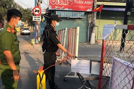 Đoàn viên Thanh niên Công an tỉnh Bình Dương tình nguyện hỗ trợ trực chốt tại các khu vực phong tỏa, cách ly.