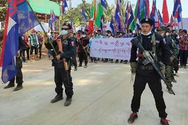 Thành viên lực lượng vũ trang của tổ chức Liên đoàn Quốc gia Karen bảo vệ người biểu tình ở TP Dawei ngày 8-3.