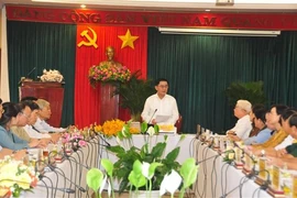 Ông Trần Cẩm Tú phát biểu tại buổi làm việc với Ủy ban bầu cử tỉnh Bình Phước. Ảnh: TTXVN