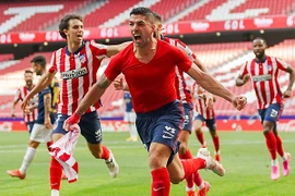 Suarez giúp Atletico Madrid thắng ngược và thắng nghẹt thở trước Osasuna ở lượt áp chót và đầy hưng phấn khi cách cúp La Liga có 90 phút nữa.
