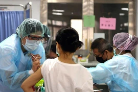 Người dân Đài Loan tiêm vaccine ngừa COVID-19 tại một trung tâm tiêm chủng y tế tại TP Đài Bắc ngày 2-6.