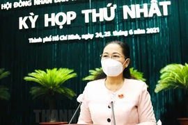 Đại biểu biểu quyết tại một kỳ họp của HĐND TP.HCM khóa IX.