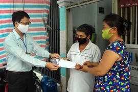 UBND phường Bình Hưng Hòa A, quận Bình Tân trao tiền hỗ trợ cho người bán vé số hồi tháng 4-2020.