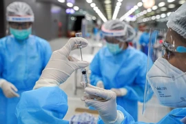 Nhân viên y tế Thái Lan tại một trung tâm tiêm phòng chuẩn bị vaccine ngừa COVID-19 để tiêm cho người dân thủ đô Bangkok ngày 25-7.