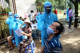 Lấy mẫu xét nghiệm COVID-19 trước khi tiêm vaccine cho người dân tại TP.HCM.