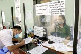 Người dân làm thủ tục hưởng trợ cấp thất nghiệp tại Trung tâm Dịch vụ việc làm TP.HCM.