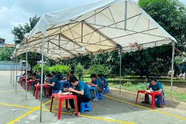 Một doanh nghiệp đang áp dụng mô hình “ba tại chỗ” - ăn tại chỗ, ngủ tại chỗ, sản xuất tại chỗ.