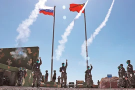 Cờ Trung Quốc và Nga treo tại cuộc tập trận giữa quân đội hai nước ở khu tự trị Hồi Ninh Hạ của Trung Quốc hồi tuần trước.