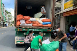 Cán bộ, công chức quận 6 đang vận chuyển hàng hóa hỗ trợ người dân trên địa bàn.