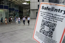 Người dân Singapore đeo khẩu trang và thực hiện khai báo y tế tại điểm đến.