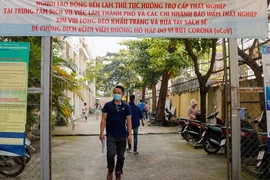 Người lao động đến Trung tâm Dịch vụ việc làm TP.HCM để làm thủ tục về bảo hiểm thất nghiệp.
