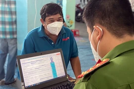 Người dân đang được hướng dẫn làm CCCD.