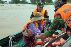 Lực lượng quân đội cứu hộ người dân bị mắc kẹt giữa lũ trên sông Ba, đoạn qua thị xã Đông Hòa, Phú Yên.
