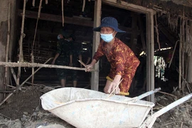 Căn nhà bà Phạm Thị Quờn (74 tuổi, xã Sơn Hà, huyện Sơn Hòa, Phú Yên) tan hoang do lũ.