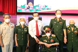 Bí thư Thành ủy Nguyễn Văn Nên (thứ ba từ trái) tại buổi gặp mặt cán bộ cấp cao quân đội nghỉ hưu trên địa bàn vào ngày 22-12.