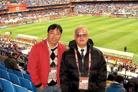 Chuyên gia Nguyễn Văn Vinh và BLV Quang Tùng nhân dịp dẫn lứa U-19 HA Gia Lai - Arsenal JMG đi châu Âu tập huấn.