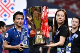Nữ trưởng đoàn Nualphan Lamsam cùng đội trưởng Chanathip nhận cúp vô địch.