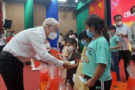 Ông Nguyễn Văn Lợi, Bí thư tỉnh Bình Dương, trao quà tết cho trẻ em bị ảnh hưởng bởi chất độc da cam vào ngày 14-1.