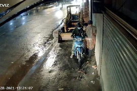Kẻ trộm phá khóa, lấy đi xe ba gác cùng tài sản trên xe của gia đình anh T ở quận 12. (Ảnh cắt từ clip)