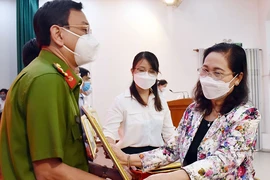 Phó Bí thư Thành ủy, Chủ tịch HĐND TP.HCM Nguyễn Thị Lệ trao giấy khen cho các tập thể quận 3.