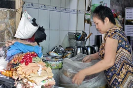 Chị Mai bắt đầu buôn bán trở lại sau dịch.